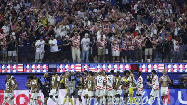 Hincha intentó invadir la cancha en el Mundial y terminó reducido e insultado por su propia gente