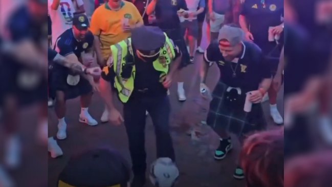 Policía de Boston enloqueció a hinchas de Escocia con su habilidad futbolera
