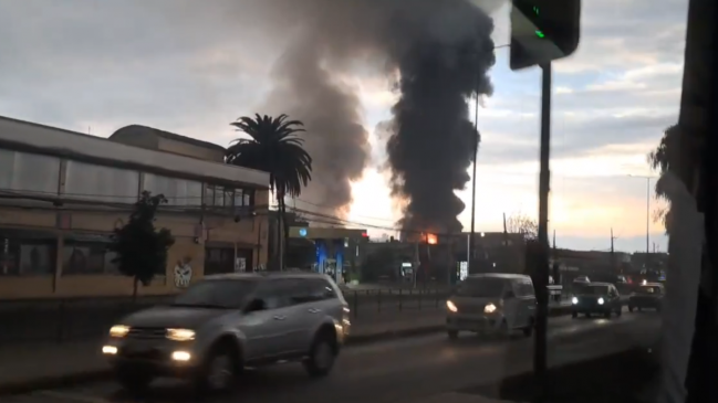 Gran nube tóxica y negra emana de incendio en recicladora de neumáticos en Cerrillos