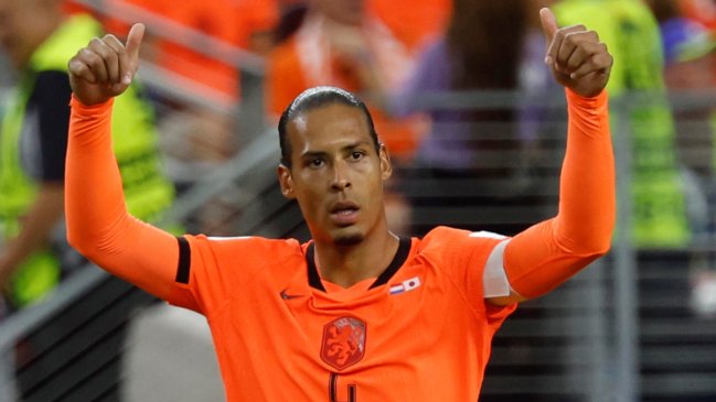 Países Bajos tuvo goles de Van Dijk y Summerville ante Japón, que descontó por Nakamura