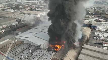Incendio de grandes proporciones afecta depósito de neumáticos en Cerrillos