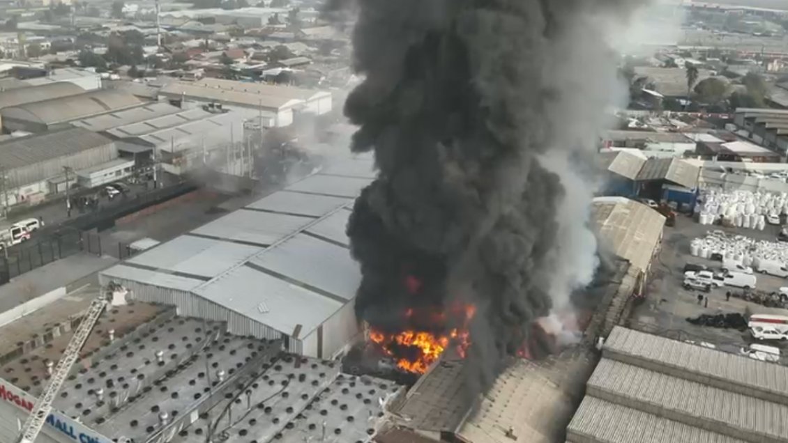  Incendio de grandes proporciones afecta depósito de neumáticos en Cerrillos  
