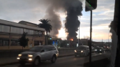 Gran nube tóxica y negra emana de incendio en recicladora de neumáticos en Cerrillos