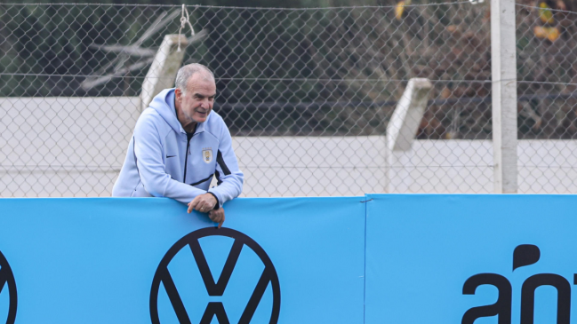 Fiel a su estilo: Los viralizados gestos de Marcelo Bielsa en la sesión de fotos de Uruguay