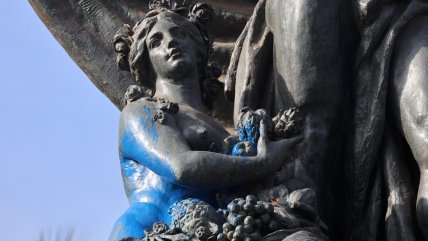 Desbordes se indigna con Monumentos Nacionales tras nueva vandalización de la Fuente Alemana