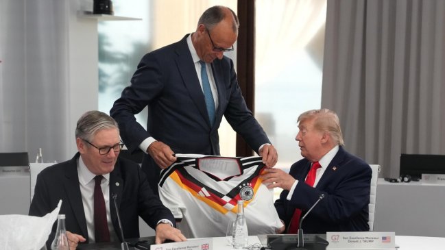 [VIDEO] Canciller alemán Friedrich Merz regaló una camiseta de su selección a Donald Trump
