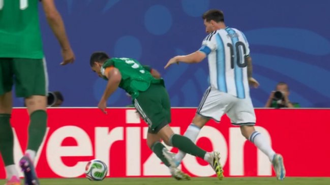 ¿Y el VAR? El polémico planchazo de Messi a un defensa de Argelia en el Mundial