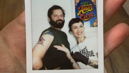 Tatuadora celebró emotivo encuentro con Boric: "Lo pasamos regio y tatuamos violetas"