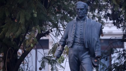Desconocidos mutilaron estatua de José Artigas ubicada en plena Alameda