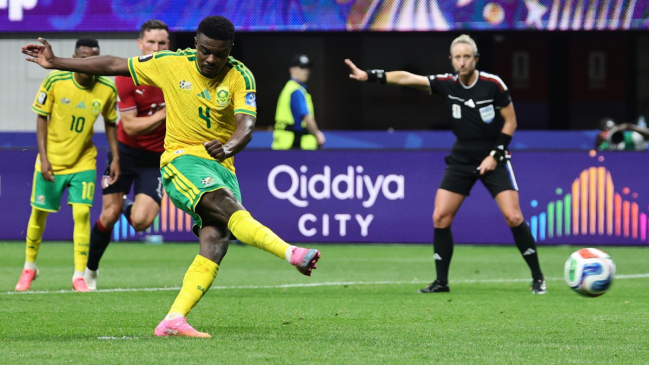 Teboho Mokoena marcó de penal para el empate de Sudáfrica ante República Checa