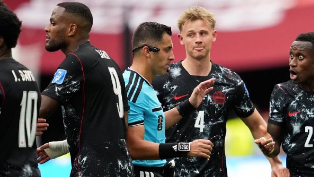 ¿Fanático de la Copa del Mundo? La curiosa imagen que dejó árbitro chileno en el Mundial