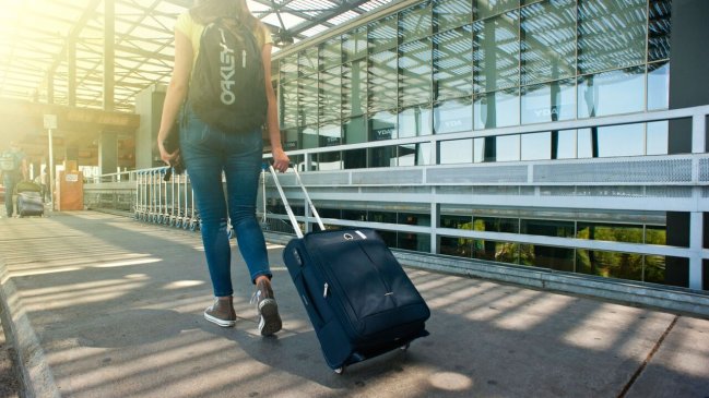 Seguros de viaje para mayores de 70 años: qué deben contratar los chilenos antes de salir al exterior