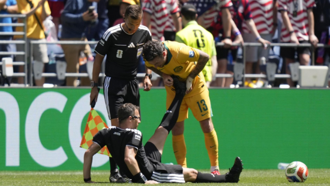 Arbitro necesitó asistencia médica en el final del partido entre Estados Unidos y Australia