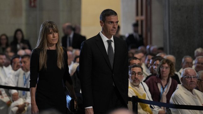 Esposa de Pedro Sánchez quedó con medidas cautelares y juez le quitó el pasaporte