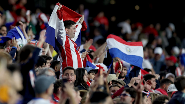 Imitaron a Japón: Hinchas de Paraguay limpiaron el estadio tras la victoria frente a Turquía