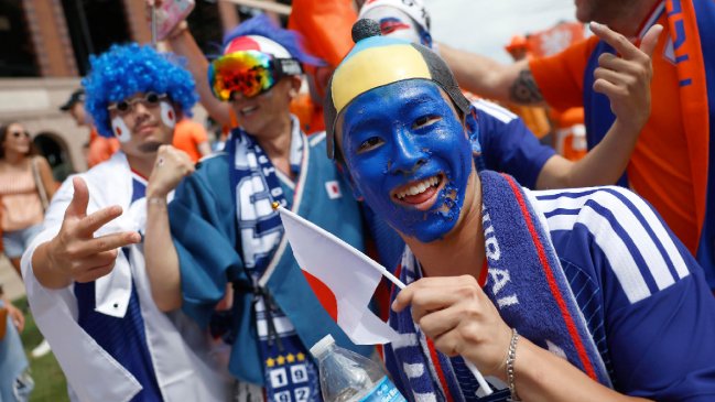 Hinchas japoneses se hicieron virales bailando cumbia durante previa de duelo mundialista ante Túnez