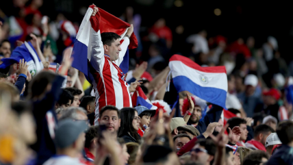   Imitaron a Japón: Hinchas de Paraguay limpiaron el estadio tras la victoria frente a Turquía 
