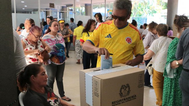 Segunda vuelta presidencial en Colombia avanza sin incidentes