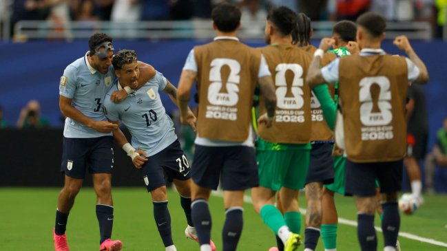 Con celebración de Bielsa incluida: Araujo y Canobbio le dieron la ventaja a Uruguay ante Cabo Verde