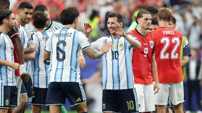 ¡En la cancha! Klopp, Muller y Pekerman abrazaron a Messi tras histórica hazaña en el Mundial