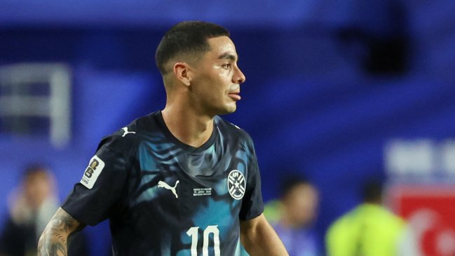 Miguel Almirón conoció su castigo tras su expulsión por taparse la boca ante Turquía