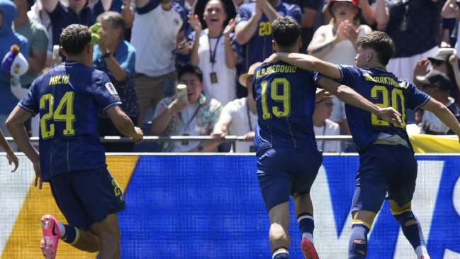 Alajbegovic y un autogol pusieron en ventaja a Bosnia ante Catar