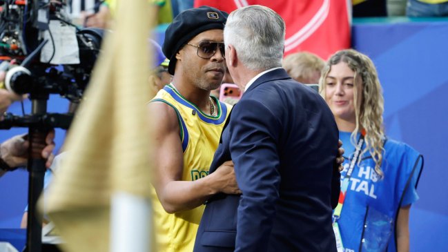 El abrazo entre Ancelotti y Ronaldinho en el partido de Brasil ante Escocia