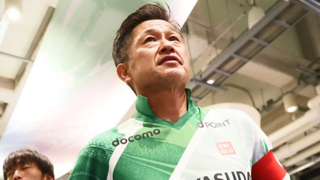 El veteranísimo Kazuyoshi Miura renovó con su club y celebrará los 60 años como jugador activo