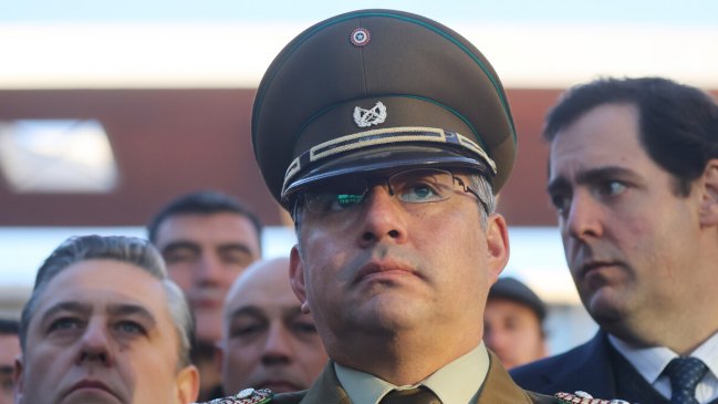 Acompañado por libertarios, carabinero se entregó para cumplir condena por el 18-O
