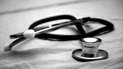 Médico alemán confesó haber matado a 12 pacientes en una época en que se sintió 