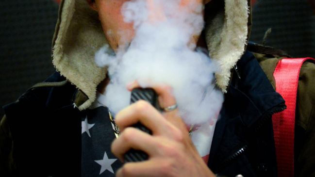 Expertos urgen que se iguale el impuesto de vapeadores a los cigarrillos tradicionales
