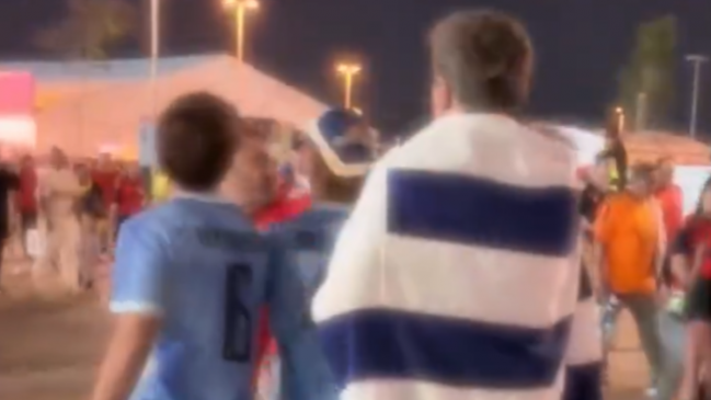 Hinchas uruguayos protagonizaron peleas fuera de estadio tras eliminación del Mundial
