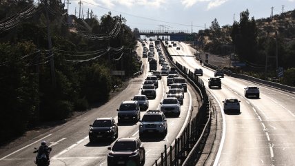 Más de 142 mil vehículos salieron de Santiago en inicio del fin de semana largo