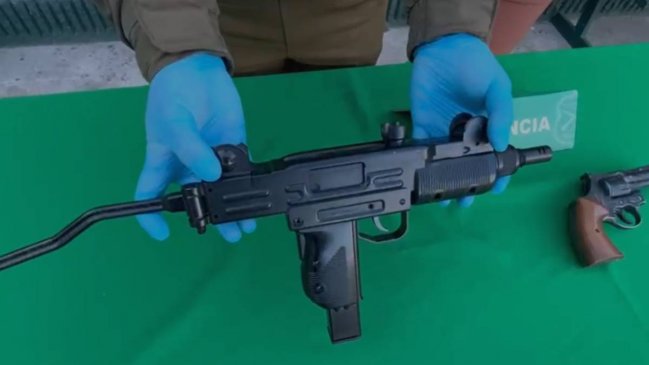 Tenían una subametralladora: Menores conducían vehículo portando armas en Quilicura