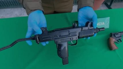 Tenían una subametralladora: Menores conducían vehículo portando armas en Quilicura