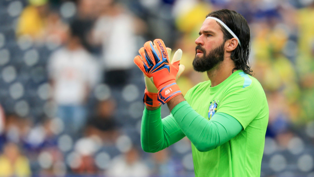Alisson animó a los jugadores de Japón tras el paso de Brasil a octavos del Mundial