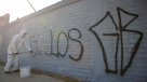 Peñalolén denunció que Garra Blanca rayó colegio limpiado hace 24 horas