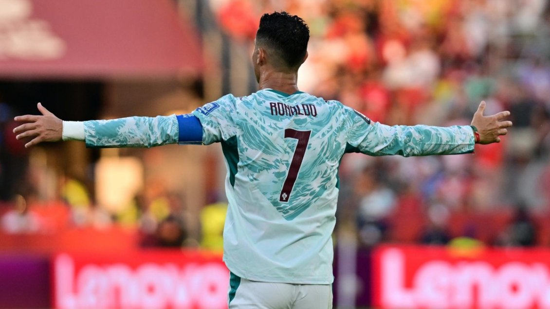 Furor en Toronto: Cristiano Ronaldo saludó a fanáticos desde el balcón tras clasificación de Portugal