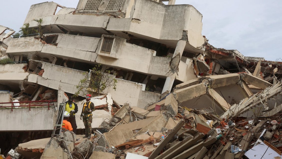Rescatistas buscan nuevas señales de Fabio, niño que quedó atrapado tras los terremotos en Venezuela