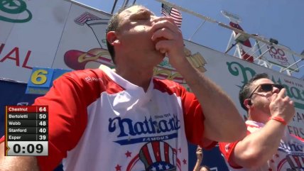 Hombre devoró 66 hot dogs en 10 minutos en tradicional concurso
