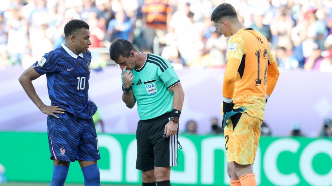 Mbappé cambió por gol un penal sancionado a través del VAR ante Paraguay