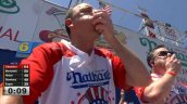 Hombre devoró 66 hot dogs en 10 minutos en tradicional concurso