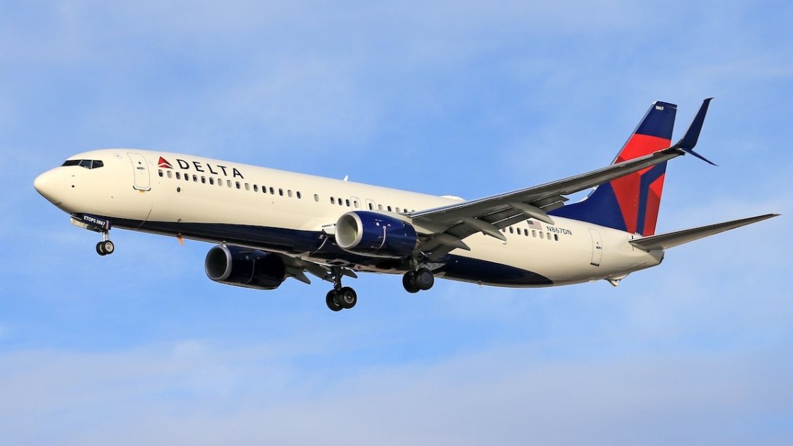 Avión de Delta Air Lines fue impactado por fuegos artificiales al aterrizar en Chicago