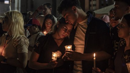Cientos de venezolanos homenajean en vigilias a las víctimas de los terremotos