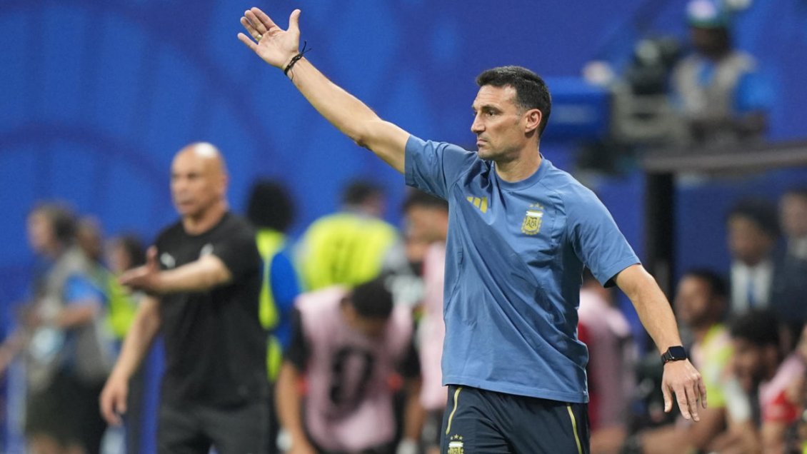 Scaloni no pudo con la emoción y abandonó entrevista FIFA tras remontada de Argentina