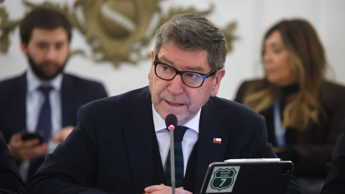 Biministro Mas se reunió con economistas para abordar crisis del empleo