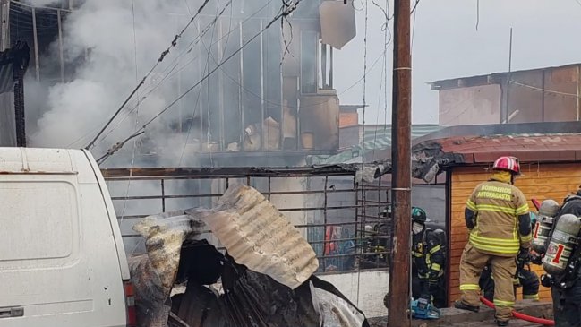 Incendio afectó dos casas y dejó 11 damnificados en Antofagasta
