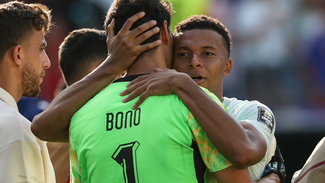 Mbappé consoló al arquero Bono tras la eliminación de Marruecos en el Mundial