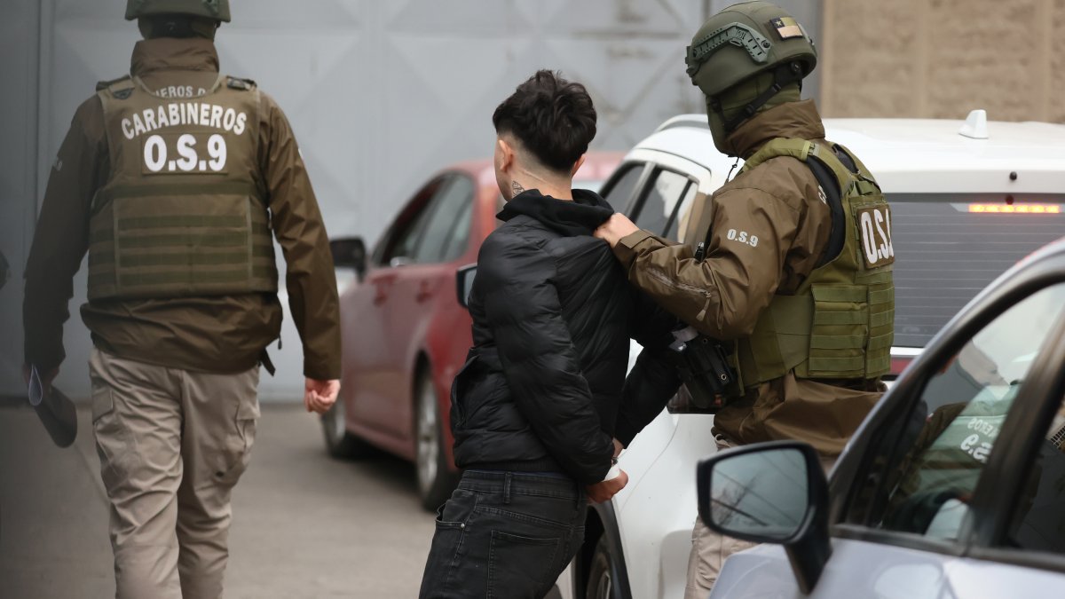 Carabinero es dado de baja tras consumir alimentos desde vehículo bajo custodia policial