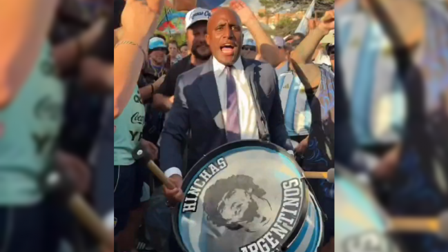 Como un hincha más: Alcalde de Kansas City se sumó al banderazo de Argentina